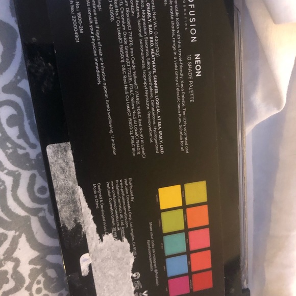 Profusion-NEON eye shadow palette - Picture 3 of 10